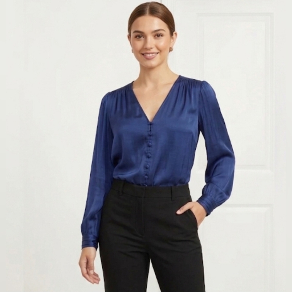 🌷Banana Republic Navy Button-Front V-Neck Blouse🌷size: L